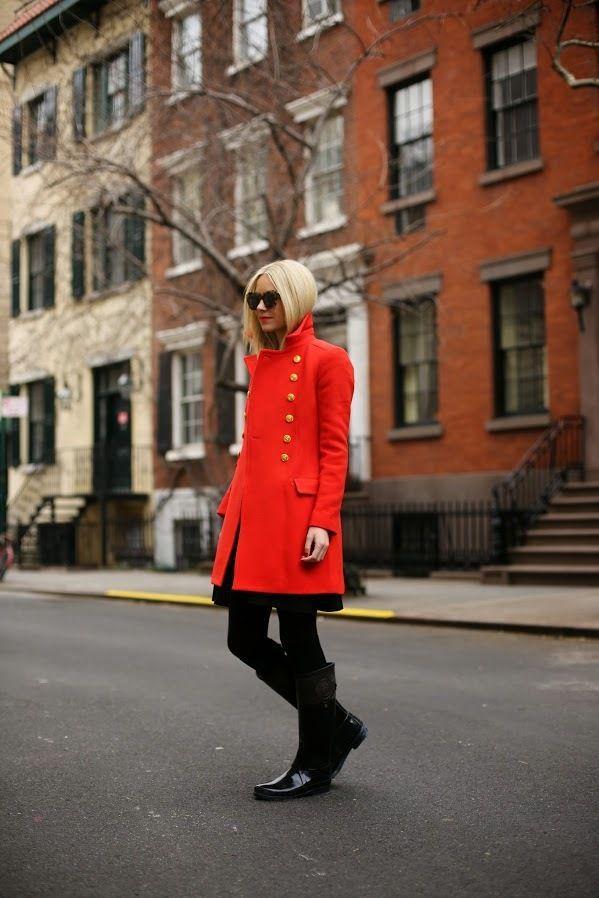 รูปภาพ:http://glamradar.com/wp-content/uploads/2015/12/3.-red-coat-dress-with-rain-boots.jpg