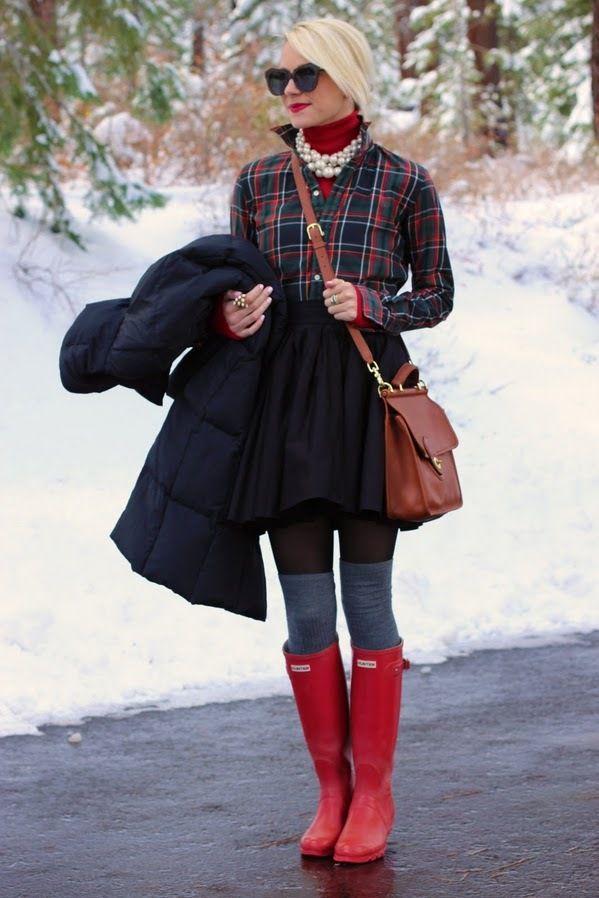 รูปภาพ:http://glamradar.com/wp-content/uploads/2015/12/2.-sweater-and-skirt-with-rain-boots.jpeg
