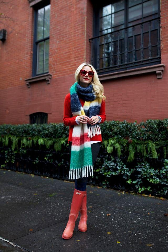 รูปภาพ:http://glamradar.com/wp-content/uploads/2015/12/1.-jeans-and-colorful-shawl-with-rain-boots.jpg
