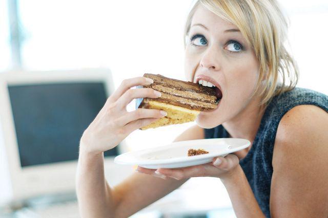 รูปภาพ:http://www.fitlista.com/wp-content/uploads/2015/05/Close-up-of-a-woman-eating-a-large-piece-of-cake.jpg
