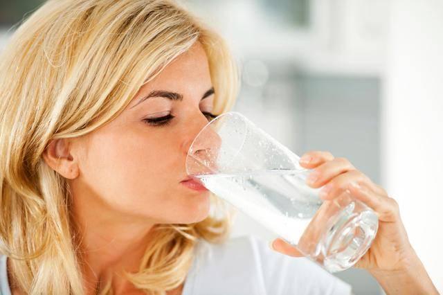 รูปภาพ:http://viralityfacts.com/wp-content/uploads/2014/07/woman-drinking-water1.jpg