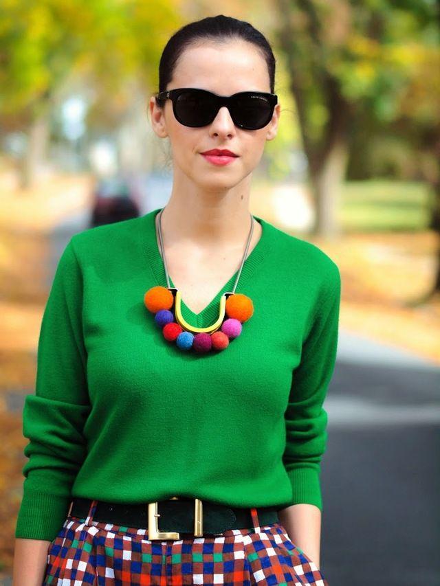 รูปภาพ:http://glamradar.com/wp-content/uploads/2016/03/5.-green-top-with-colorful-necklace-and-checkered-skirt.jpg