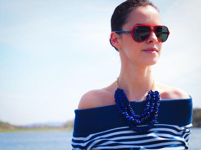 รูปภาพ:http://glamradar.com/wp-content/uploads/2016/03/6.-tribal-inspired-necklace-with-off-shoulder-top-and-sunglasses.jpg