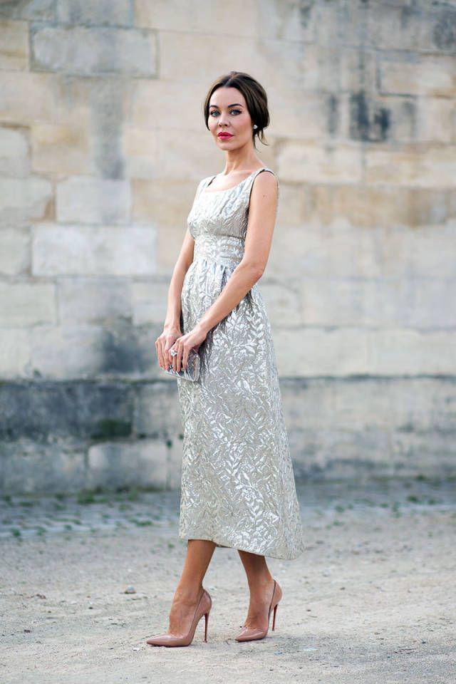 รูปภาพ:http://glamradar.com/wp-content/uploads/2015/10/silver-brocade-dress.jpg