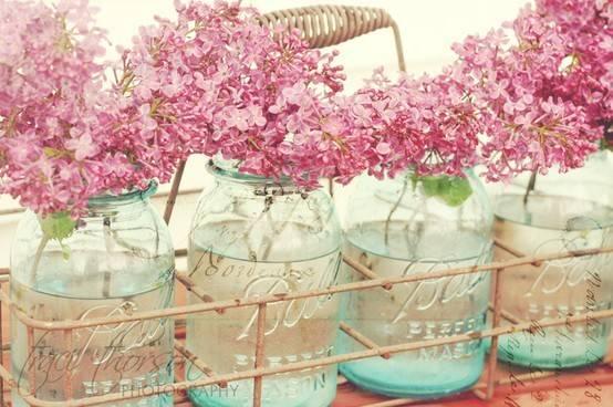 รูปภาพ:http://www.fourgenerationsoneroof.com/wp-content/uploads/2013/02/beach-cottage-lilacs-in-mason-jars.jpg