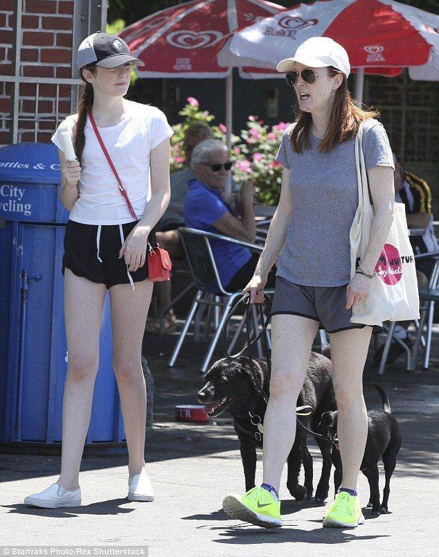 รูปภาพ:http://i.dailymail.co.uk/i/pix/2015/06/14/22/299F019500000578-0-Sunny_walk_Julianne_Moore_right_and_her_daughter_Liv_Freundlich_-m-224_1434317075210.jpg