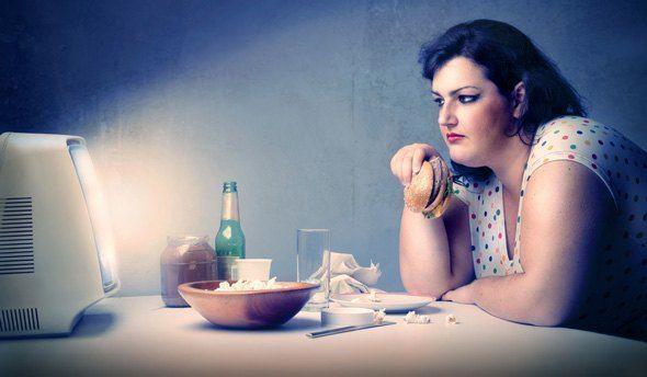 รูปภาพ:https://authoritynutrition.com/wp-content/uploads/2016/05/overweight-woman-eating-in-front-of-tv.jpg