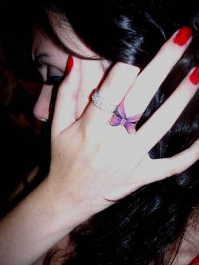 รูปภาพ:http://tattooblend.com/wp-content/uploads/2015/12/pink-bow-finger-tattoo.jpg