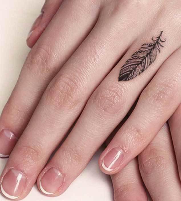 รูปภาพ:http://tattooblend.com/wp-content/uploads/2015/12/feather-finger-tattoo-1.jpg
