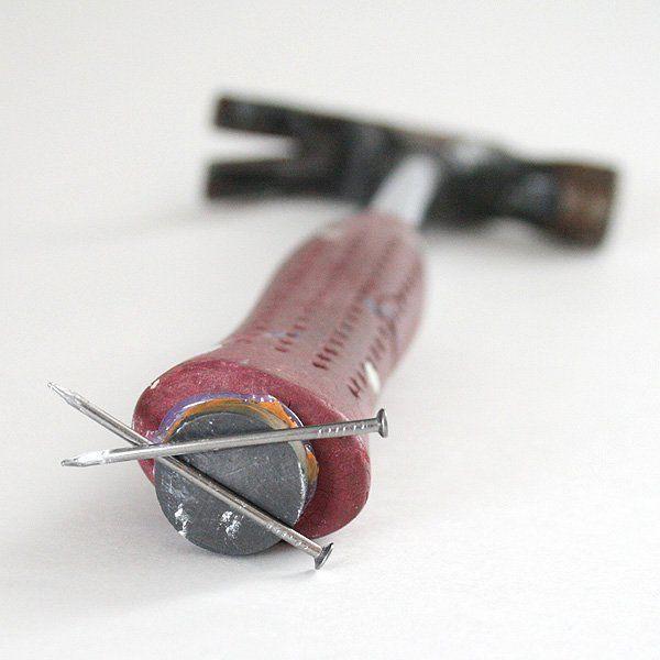 รูปภาพ:http://coolcreativity.com/wp-content/uploads/2016/07/magnet-glued-on-hammer-holds-nails.jpg