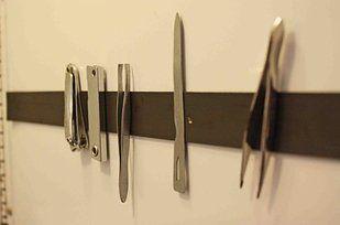 รูปภาพ:http://coolcreativity.com/wp-content/uploads/2016/06/Add-a-magnetic-strip-in-your-bathroom-cabinet-to-support-bobby-pins-and-tweezers.jpg