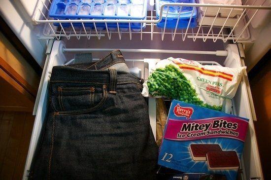 รูปภาพ:http://coolcreativity.com/wp-content/uploads/2016/07/Leave-your-jeans-overnight-in-the-freezer-to-make-them-smell-better.jpg