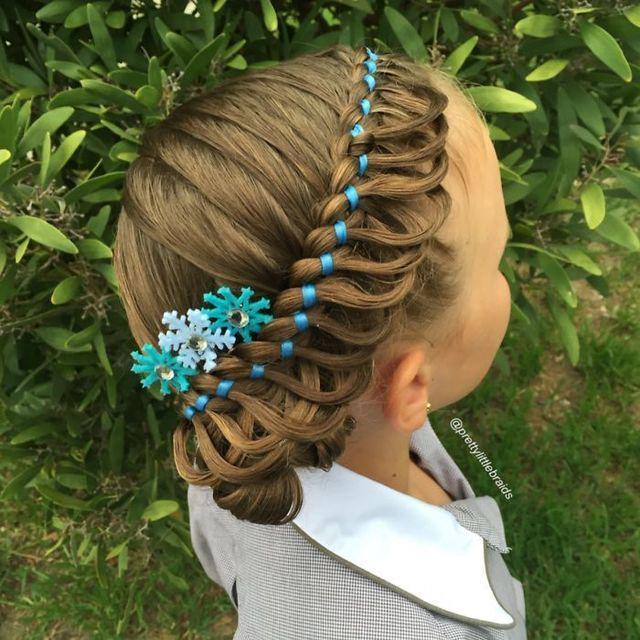 รูปภาพ:http://static.boredpanda.com/blog/wp-content/uploads/2016/03/mom-braids-unbelievably-intricate-hairstyles-every-morning-before-school-8__700.jpg