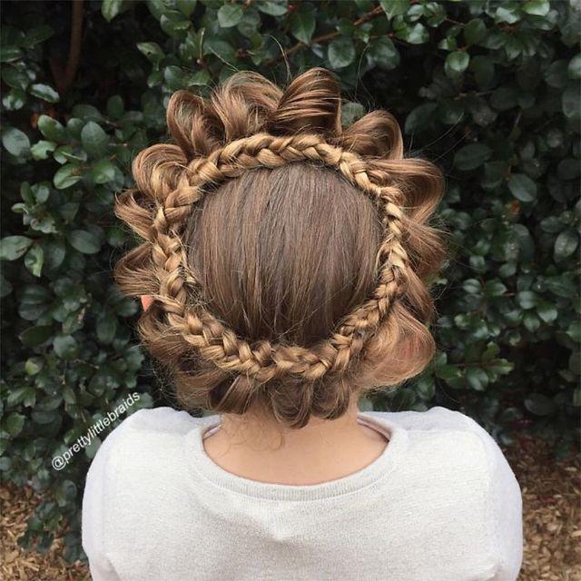 รูปภาพ:http://static.boredpanda.com/blog/wp-content/uploads/2016/03/mom-braids-unbelievably-intricate-hairstyles-every-morning-before-school-2__700.jpg