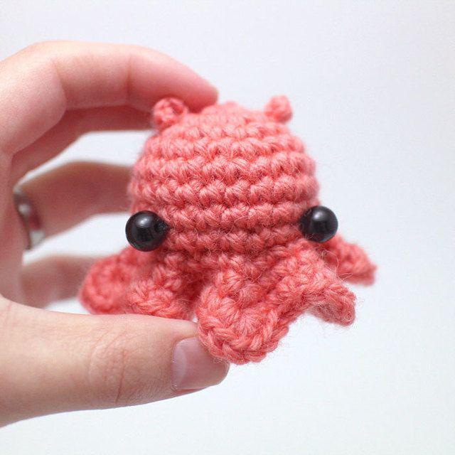 รูปภาพ:http://static.boredpanda.com/blog/wp-content/uploads/2016/08/miniature-crochet-animals-woolly-mogu-59.jpg