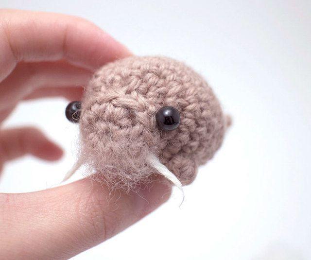 รูปภาพ:http://static.boredpanda.com/blog/wp-content/uploads/2016/08/miniature-crochet-animals-woolly-mogu-56.jpg