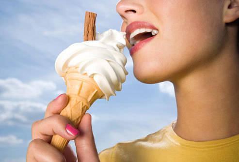 รูปภาพ:http://img.webmd.com/dtmcms/live/webmd/consumer_assets/site_images/articles/health_tools/tooth_enamel_erosion_slideshow/photolibrary_rf_photo_of_woman_eating_ice_cream_cone.jpg
