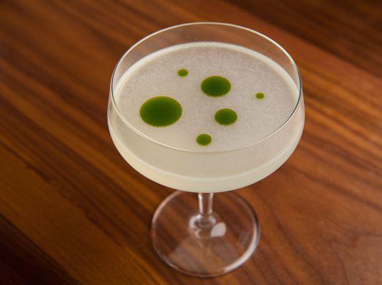 รูปภาพ:http://cos.h-cdn.co/assets/cm/14/25/53a069a133134_-_cos-27-basil-gimlet-de.jpg