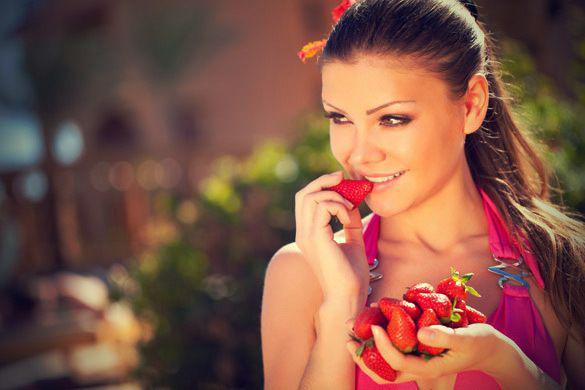 รูปภาพ:http://youqueen.com/wp-content/uploads/2012/10/Young-Woman-eating-strawberries.jpg