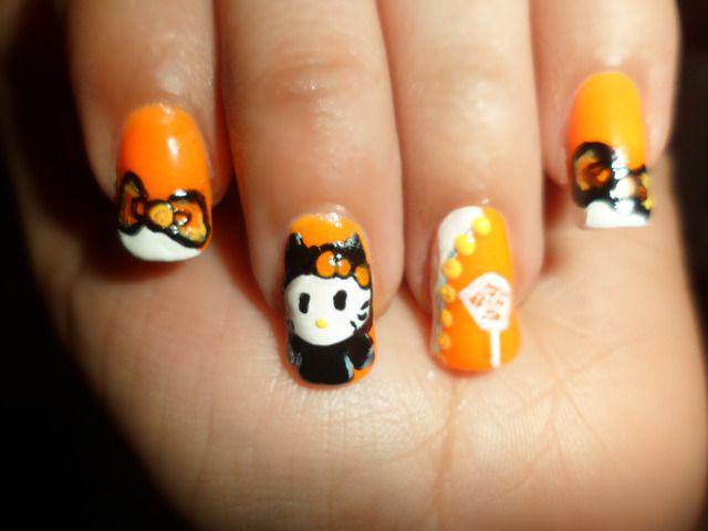 รูปภาพ:http://fashionovert.com/wp-content/uploads/2016/01/Cheap-Black-and-Yellow-Hello-Kitty-Halloween-Nail-Design-on-Tumblr.jpg