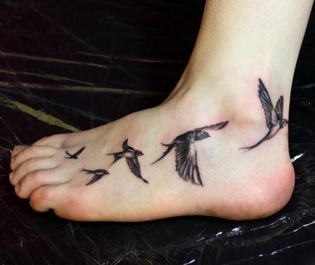 รูปภาพ:https://www.askideas.com/media/48/Black-And-Grey-Flying-Birds-Tattoo-On-Left-Foot.jpg