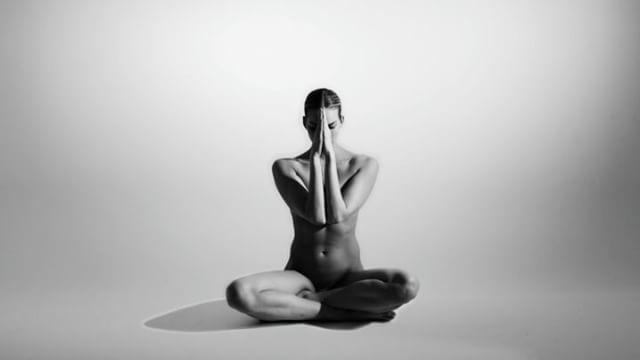รูปภาพ:https://www.instagram.com/p/BGPQx4shm5W/?taken-by=nude_yogagirl