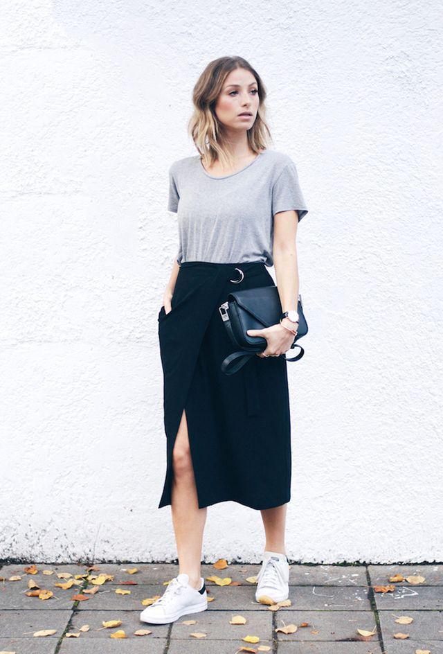 รูปภาพ:https://scstylecaster.files.wordpress.com/2016/03/minimalist-outfits-grey-shirt-black-skirt.jpg
