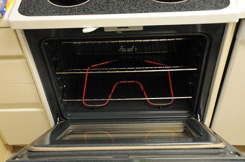 รูปภาพ:http://www.anglianhome.co.uk/goodtobehome/wp-content/uploads/2013/11/Leaving-the-oven-door-open-helps-heat-your-home.jpg