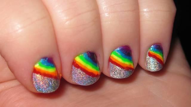 รูปภาพ:https://www.askideas.com/media/75/Glitter-Holographic-With-Rainbow-Design-Nail-Art.jpg