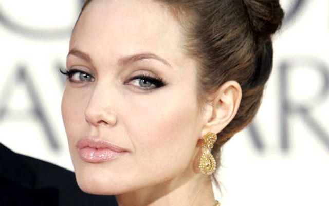 รูปภาพ:http://www.hairsay.com/wp-content/uploads/2016/07/ELES-Cosmetics-Makeup-Cat-eye-celebrities-Angelina-Jolie.jpg