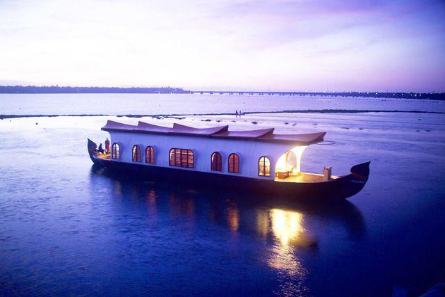 รูปภาพ:http://www.treklocations.com/wp-content/uploads/2013/06/Kerala-Backwater-Houseboat-Cruise.jpg