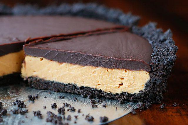 รูปภาพ:http://www.kevinandamanda.com/whatsnew/wp-content/uploads/2015/11/chocolate-peanut-butter-pie-no-cream-cheese-no-cool-whip-02.jpg