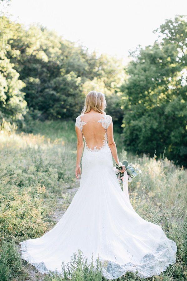 รูปภาพ:http://www.altamodabridal.com/wp-content/uploads/2015/09/open-back-lace-wedding-dress.jpg