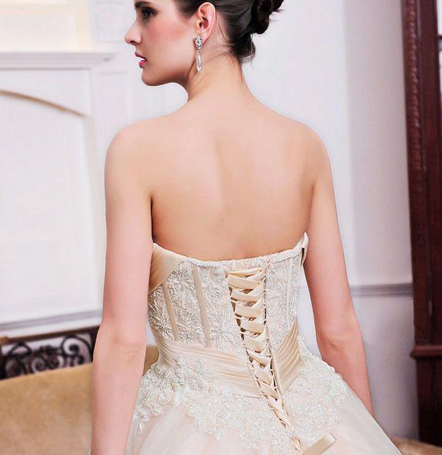 รูปภาพ:http://www.topbridal.co.nz/uploads/product/2/I/2I310/lace-up-back-ball-gown-strapless-lace-and-tulle-vintage-wedding-dress-5.jpg