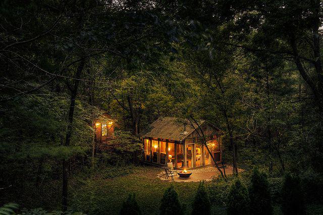 รูปภาพ:http://static.boredpanda.com/blog/wp-content/uploads/2016/06/cozy-cabins-in-the-woods-575fb4bf9f8b3__880.jpg