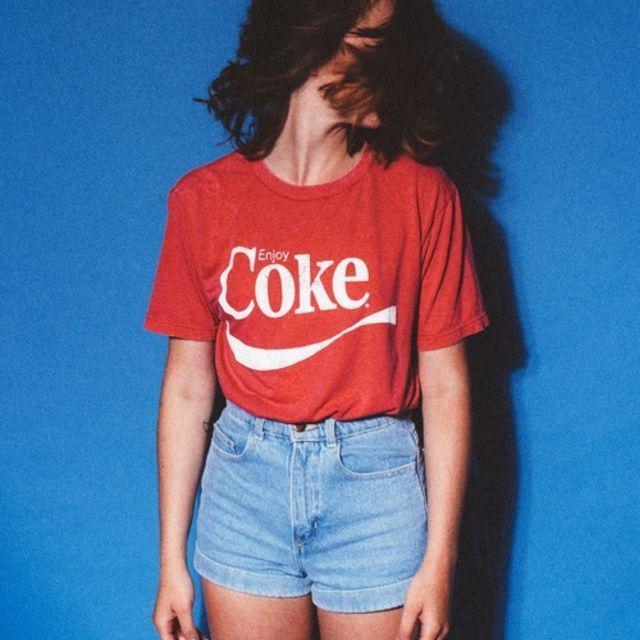 ภาพประกอบบทความ 25 ไอเดียมิกซ์แอนด์แมทช์ เสื้อโลโก้ Coca-Cola สวย ชิค โดน >///<