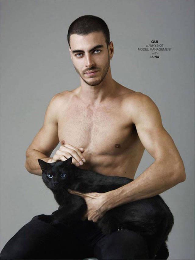 รูปภาพ:https://images.sobadsogood.com/shirtless-models-cuddling-cute-cats-what-could-be-better/4.jpg