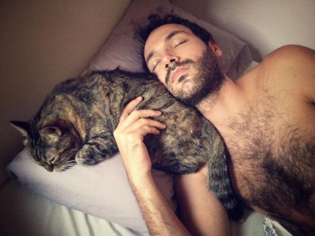 รูปภาพ:http://f.tqn.com/y/cats/1/S/e/O/4/Cat-Sleeping-With-Man_Mayle-Torres.jpg