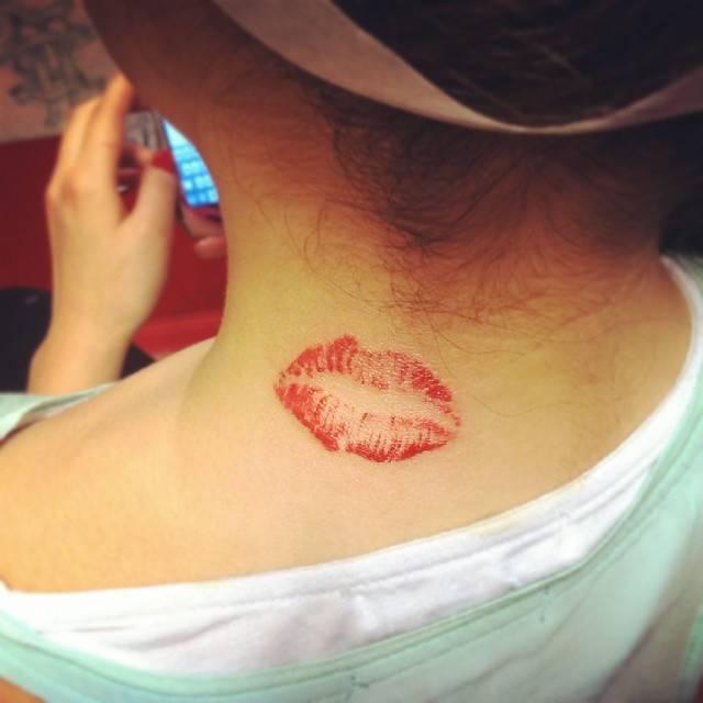 รูปภาพ:http://www.necktattoodesigns.com/wp-content/uploads/2016/07/Simple-Kiss-Mark-Tattoo-On-Neck-nt2138.jpg