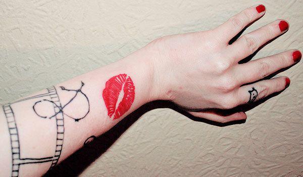 รูปภาพ:http://slodive.com/wp-content/uploads/2012/07/lip-tattoos/ampersand-lips.jpg
