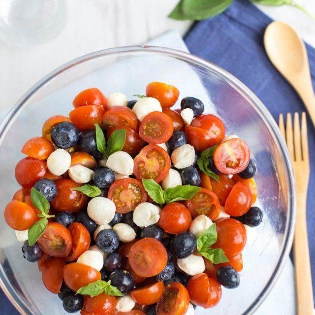 ตัวอย่าง ภาพหน้าปก: Red, White and Blueberry Caprese Salad เมนูสลัดสุดง่าย แค่ใช้ห้าอย่างเท่านั้น