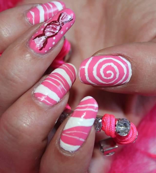 รูปภาพ:https://www.askideas.com/media/75/Pink-And-White-Spiral-Nail-Art-With-Candy-Picture.jpg
