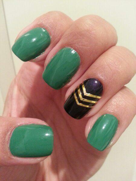รูปภาพ:https://www.askideas.com/media/68/Green-Glossy-Nails-With-Black-And-Golden-Accent-Chevron-Stripes-Nail-Art-Design.jpg