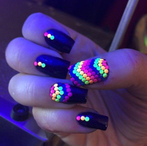 รูปภาพ:http://nailsalbum.com/wp-content/uploads/2015/09/glow-in-the-dark-neon-nails-nails-dark.jpg