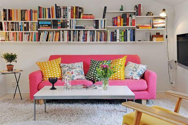 รูปภาพ:http://homerical.com/wp-content/uploads/2016/03/stunning-interior-decor-for-modern-living-room-ideas-with-beauty-pink-fabric-love-seat-and-pretty-assorted-throw-pillows-and-white-rectangular-marble-coffee-table-also-minimalist-floating-bookshelves.jpg