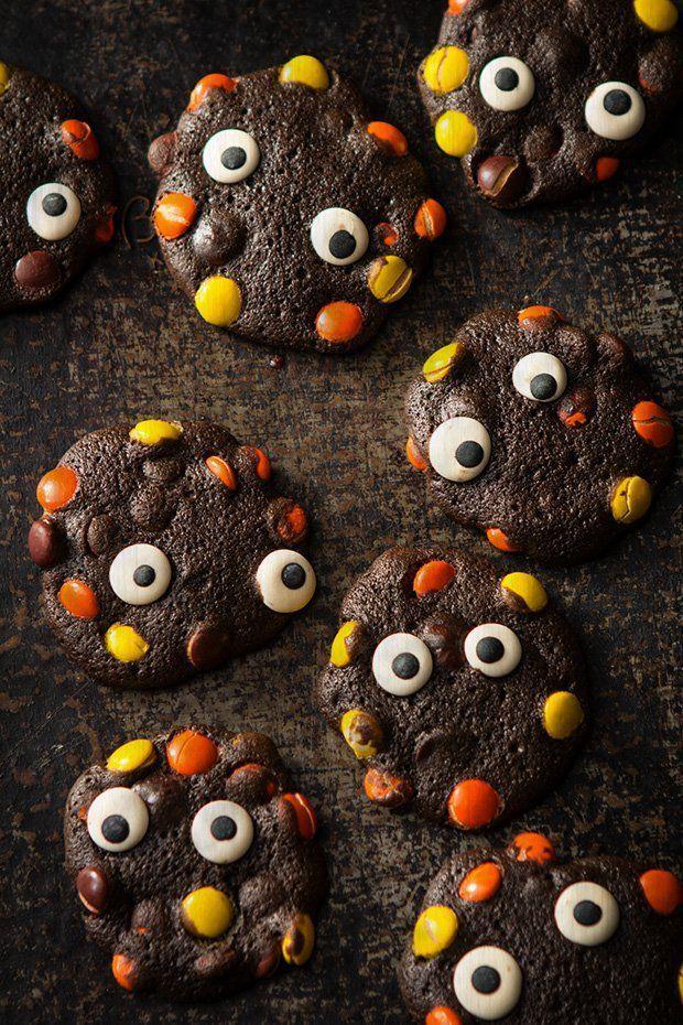 รูปภาพ:http://media2.popsugar-assets.com/files/thumbor/OG8Tk7mSA6uvWeKX_A7cuOmdKUY/fit-in/1024x1024/filters:format_auto-!!-:strip_icc-!!-/2016/09/09/823/n/1922195/f48621a9abb3b6f5_cookie10/i/Double-Chocolate-Monster-Cookies.jpg