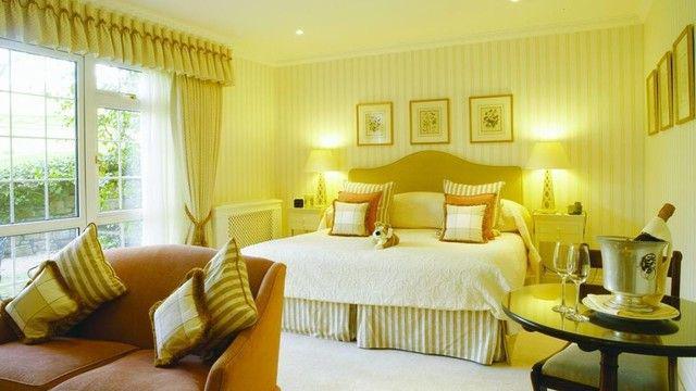 รูปภาพ:http://girlsonit.com/wp-content/uploads/2014/08/bedroom-decorations-accessories-inspiring-yellow-bedroom-design-with-bead-board-wall-cover-and-white-blanket-added-with-3-variations-cushions-plus-brown-foamy-sofa-seat-with-two-different-cushi.jpg