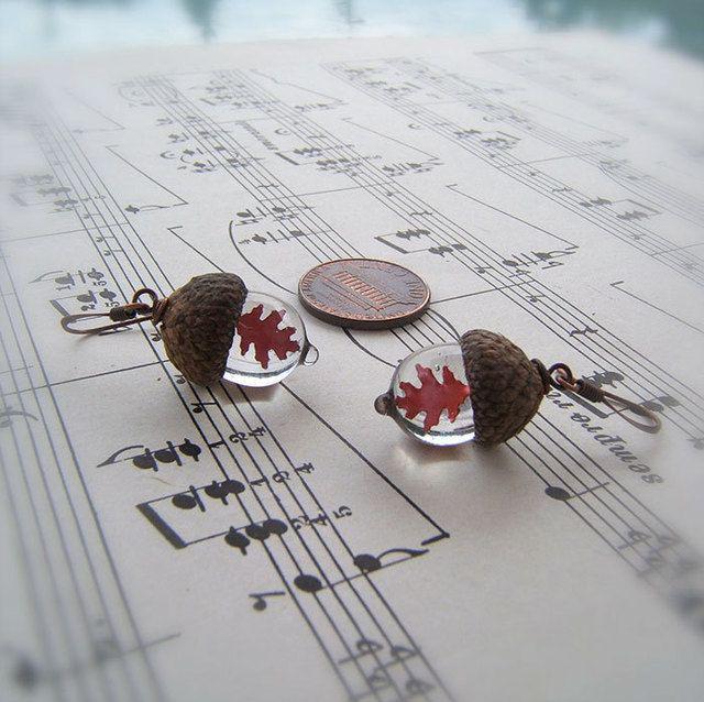 รูปภาพ:http://static.boredpanda.com/blog/wp-content/uploads/2016/09/glass-acorn-jewelry-necklaces-earrings-bullseyebeads-1-1.jpg