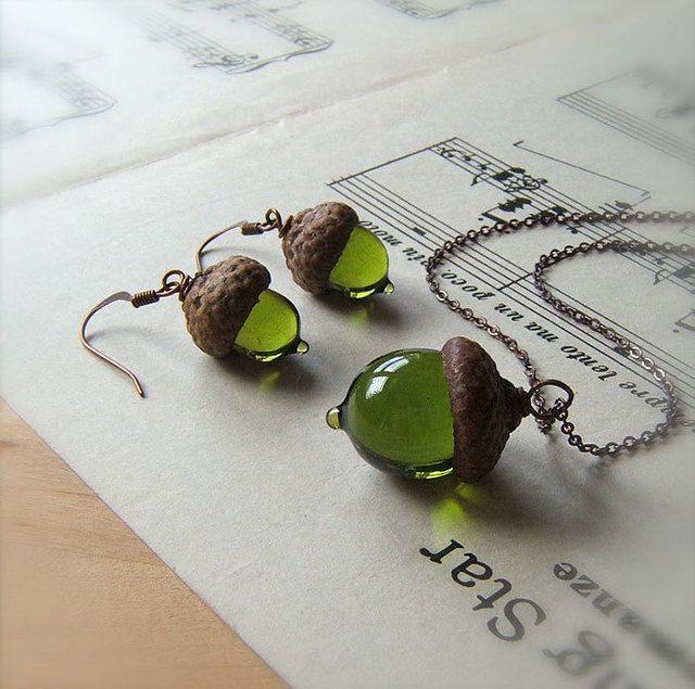 รูปภาพ:http://static.boredpanda.com/blog/wp-content/uploads/2016/09/glass-acorn-jewelry-necklaces-earrings-bullseyebeads-11-1.jpg
