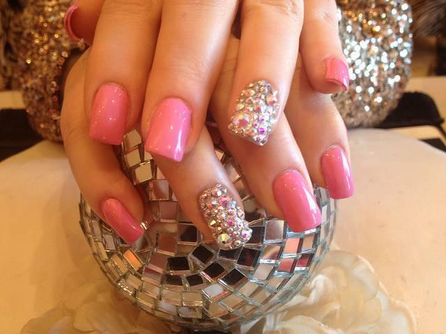 รูปภาพ:http://newnaildesigns.com/wp-content/uploads/acrylic-nails-pink-polish-swarovski-crystals-ring-finger-41070.jpg